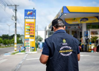 Postos de combustíveis são fiscalizados após aumento repentino de preço na gasolina em Manaus