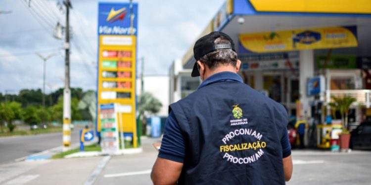 Postos de combustíveis são fiscalizados após aumento repentino de preço na gasolina em Manaus