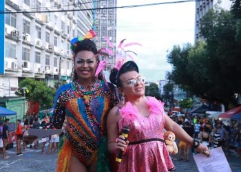 Atrações musicais, DJs e shows prometem agitar o ‘Natal Solidário LGBTQIAPN+’, no domingo
