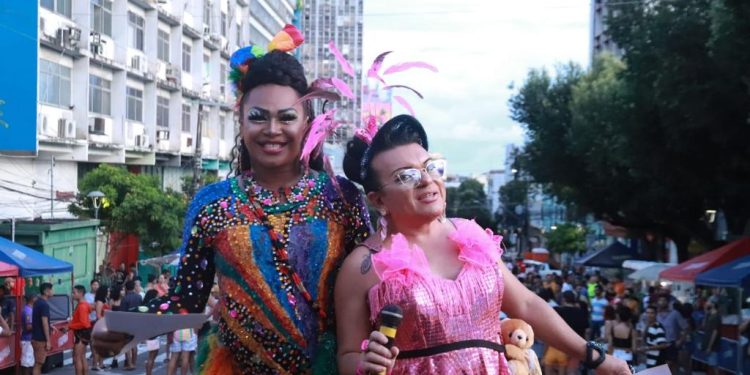Atrações musicais, DJs e shows prometem agitar o ‘Natal Solidário LGBTQIAPN+’, no domingo