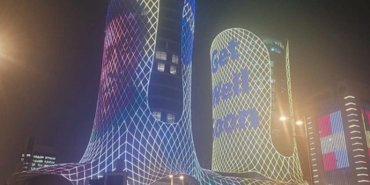 Pelé tem rosto estampado em prédio no Qatar com mensagem: ‘fique bem logo’