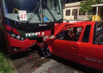 Possivelmente embriagado, motorista de veículo atinge ônibus de rota