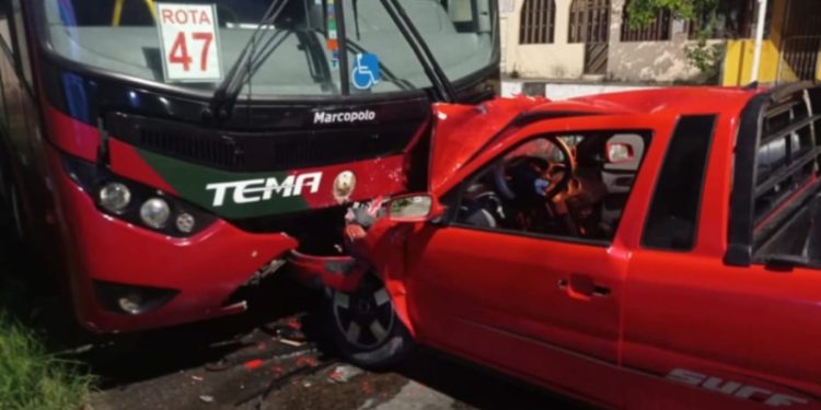 Possivelmente embriagado, motorista de veículo atinge ônibus de rota