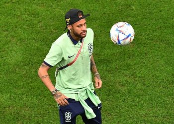 Neymar dá sinais de melhora e participa de treino da Seleção no Catar
