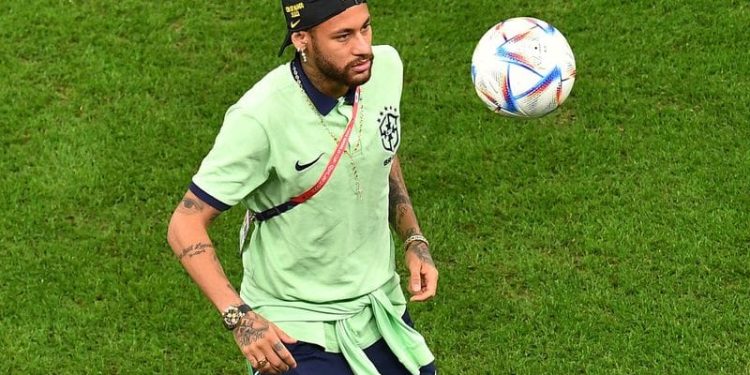 Neymar dá sinais de melhora e participa de treino da Seleção no Catar