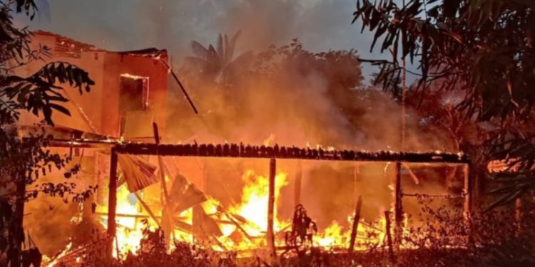 Casa no interior do Amazonas pega fogo; supostamente o incêndio foi criminoso