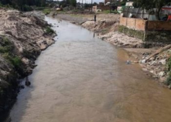 Adolescente morre afogada após salvar crianças que tinham caído em igarapé de Manaus