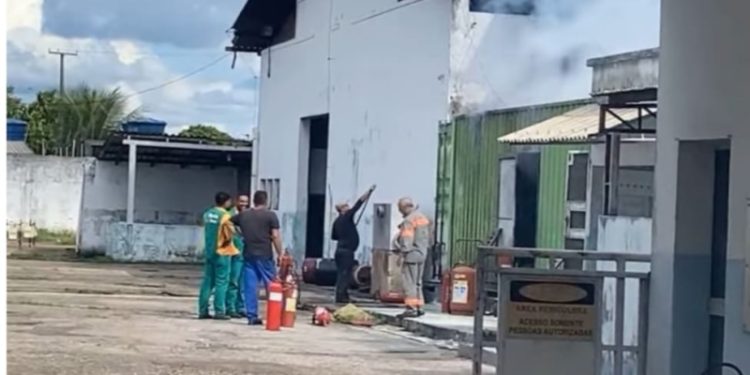 Sede da Amazonas Energia pega fogo e assusta moradores da localidade