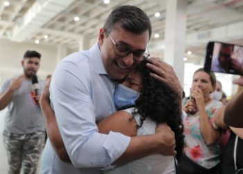 Wilson Lima realiza pagamentos de indenizações do Prosamin+ a famílias da Comunidade da Sharp