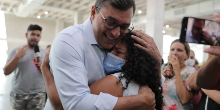Wilson Lima realiza pagamentos de indenizações do Prosamin+ a famílias da Comunidade da Sharp