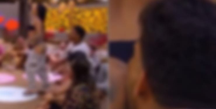 Mc Mirella recebe beijo grego durante dinâmica em reality; assista