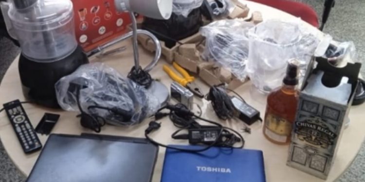 Dupla é presa ao tentar sair de condomínio carregando malas com pertences de moradores em Manaus