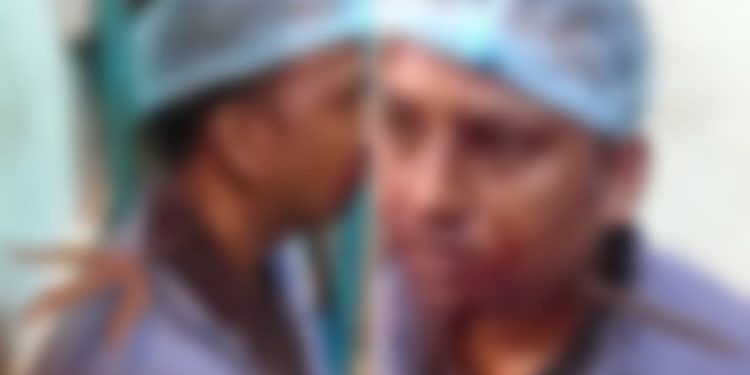 Homem tem pescoço atravessado por tridente após discussão e sobrevive: ‘nem doeu’