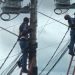 Vídeo: homem ‘pega fogo’ em poste elétrico, desmaia e sobrevive