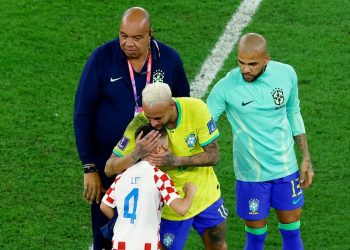 Filho de jogador croata consola Neymar após derrota do Brasil