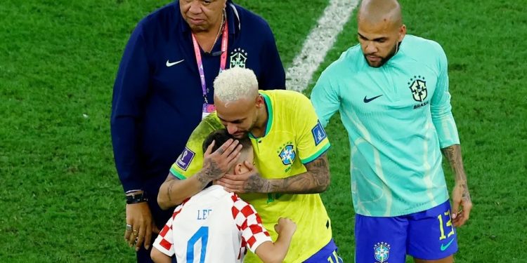 Filho de jogador croata consola Neymar após derrota do Brasil