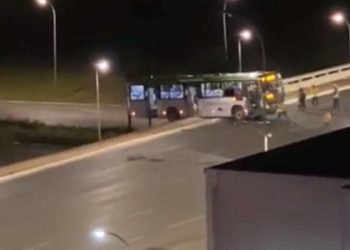 Apoiadores de Bolsonaro tentam jogar ônibus de viaduto durante protesto