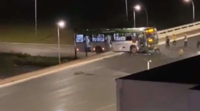 Apoiadores de Bolsonaro tentam jogar ônibus de viaduto durante protesto