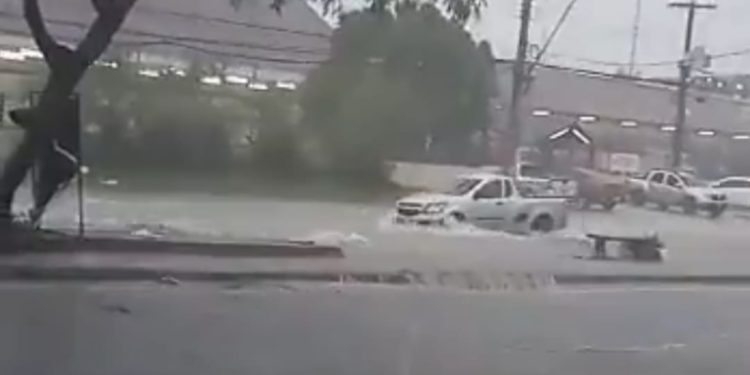 Forte temporal atinge Manaus na tarde desta terça-feira e moradores registram ruas completamente alagadas; veja vídeo