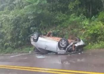 Durante chuva homem capota carro diversas vezes em estrada no Amazonas