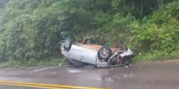 Durante chuva homem capota carro diversas vezes em estrada no Amazonas