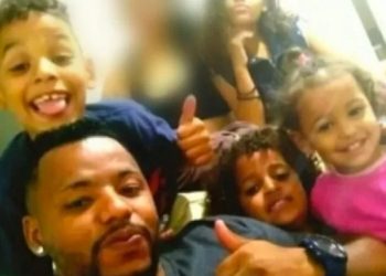 Pai dopa, sufoca e utiliza uma faca para matar os quatro filhos por vingança