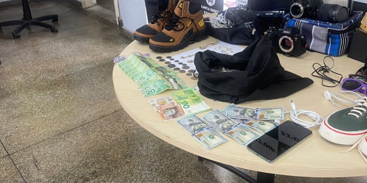 Homem é preso em Manaus com RG falso e moedas estrangeiras que usava para cometer delitos