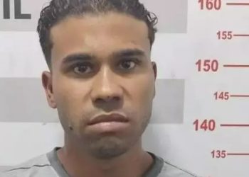 Jovem mata o pai esfaqueado, entra em ônibus e confessa crime aos passageiros