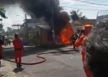 Picape pega fogo dentro de garagem na zona Oeste de Manaus; veja vídeos