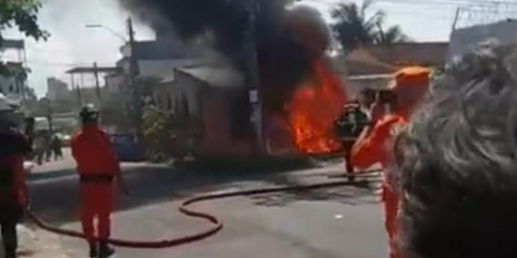 Picape pega fogo dentro de garagem na zona Oeste de Manaus; veja vídeos