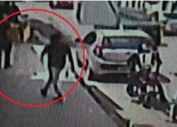 Armados, quatro criminosos invadem salão e ameaçam atirar em vítimas em Manaus; veja vídeo