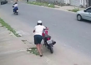 Assaltante fica no ‘prego’ e sai arrastando a moto após delito; veja vídeo