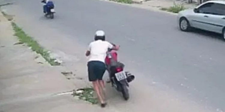 Assaltante fica no ‘prego’ e sai arrastando a moto após delito; veja vídeo