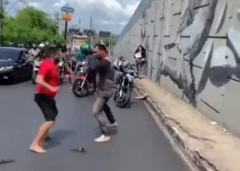 Vídeo: dois homens protagonizam uma luta no meio da av. Cosme Ferreira em Manaus