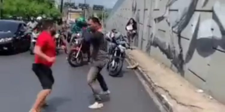 Vídeo: dois homens protagonizam uma luta no meio da av. Cosme Ferreira em Manaus