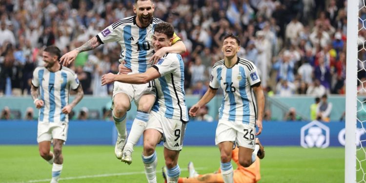 Em jogo surreal, França perde nos pênaltis e Argentina é tri-campeã mundial