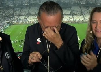 Galvão Bueno se emociona com homenagem após narrar último jogo da Copa do Mundo