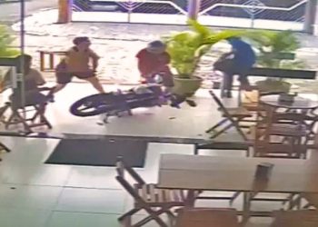 Cliente dá cadeiradas e funcionário dá ‘voadora’ em dupla de assaltantes; veja vídeo
