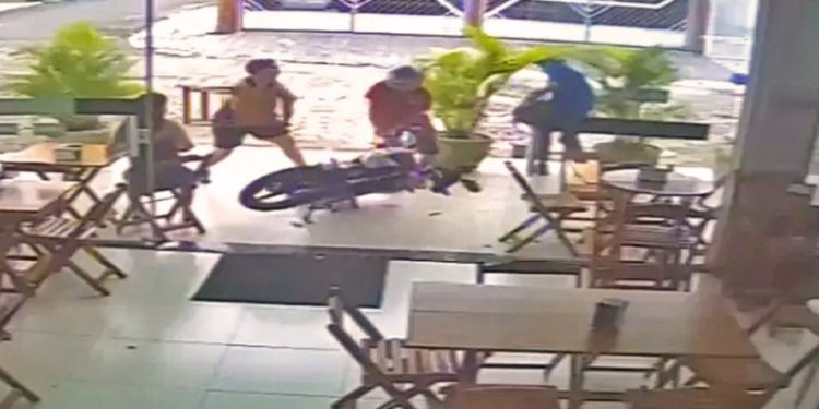 Cliente dá cadeiradas e funcionário dá ‘voadora’ em dupla de assaltantes; veja vídeo
