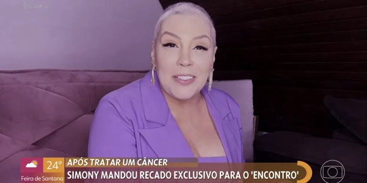 Simony comemora fim do tratamento contra o câncer após 6 meses