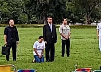 Michelle Bolsonaro se ajoelha e chora na frente de apoiadores na Alvorada