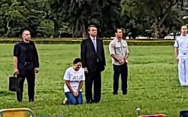 Michelle Bolsonaro se ajoelha e chora na frente de apoiadores na Alvorada