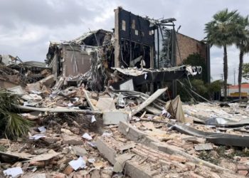 Vídeos: Coco Bambu fica destruído após explosão e casas ao redor correm risco de desabar