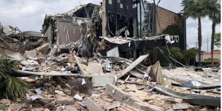 Vídeos: Coco Bambu fica destruído após explosão e casas ao redor correm risco de desabar