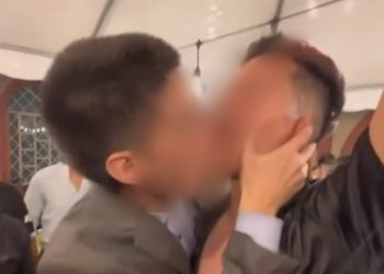 Durante festa de casamento, convidado beija o noivo na frente da noiva; veja vídeos