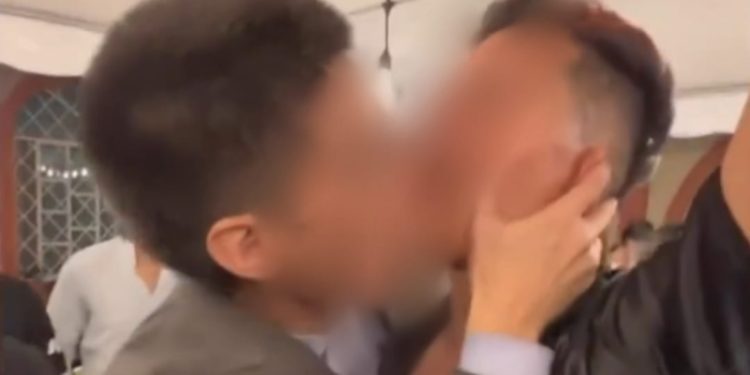 Durante festa de casamento, convidado beija o noivo na frente da noiva; veja vídeos