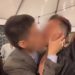 Durante festa de casamento, convidado beija o noivo na frente da noiva; veja vídeos