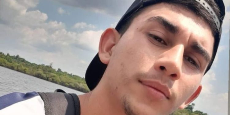 Jovem morre ao atravessar cruzamento de moto em Manaus