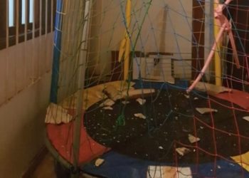 Mulher grávida pula do segundo andar e cai em pula-pula após ser esfaqueada pelo ex