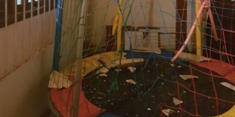 Mulher grávida pula do segundo andar e cai em pula-pula após ser esfaqueada pelo ex